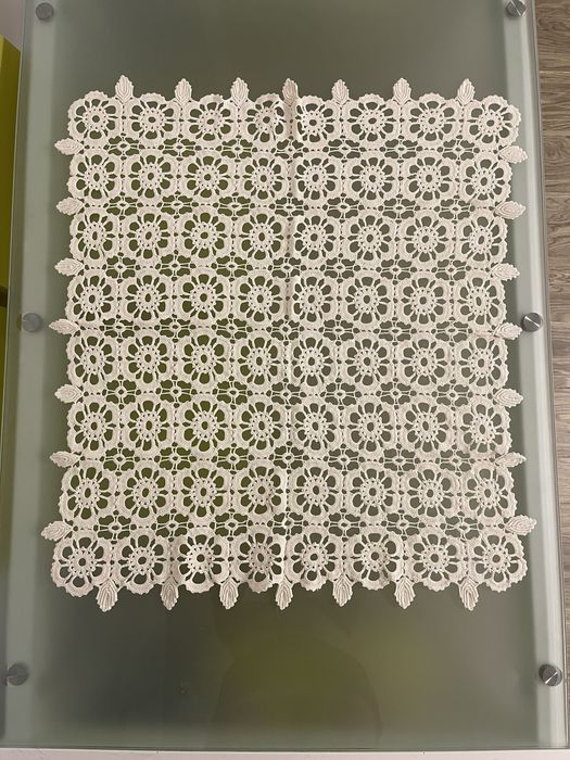 Fata de masa din macrame lucrata manual