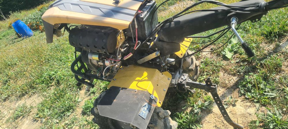Vând motocultor 11cp  4x4 pe motorina pornire electrica și demarou cu remorca și accesorii