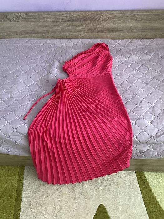 Розова рокля с изрязан детайл отстрани