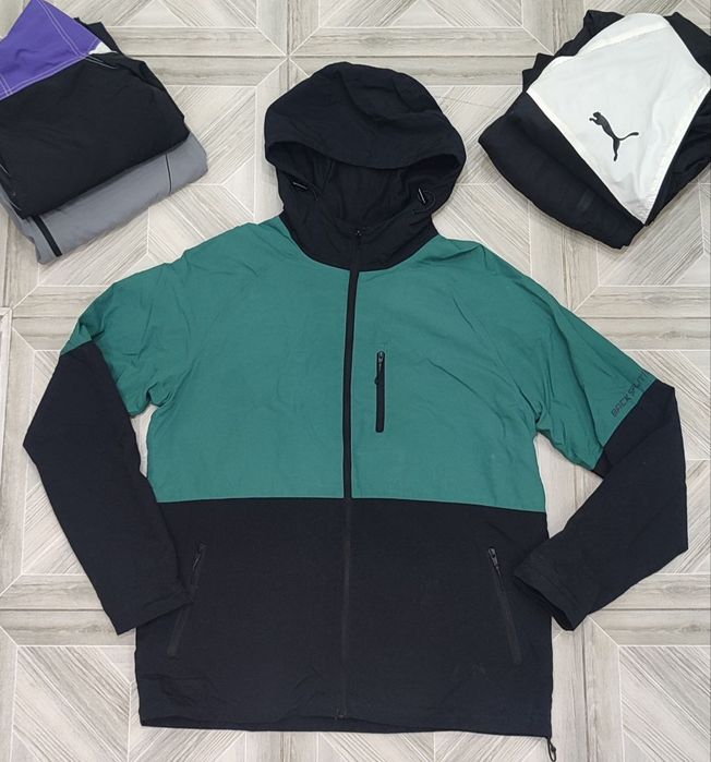 Продаются мужские джинсы и ветровки.