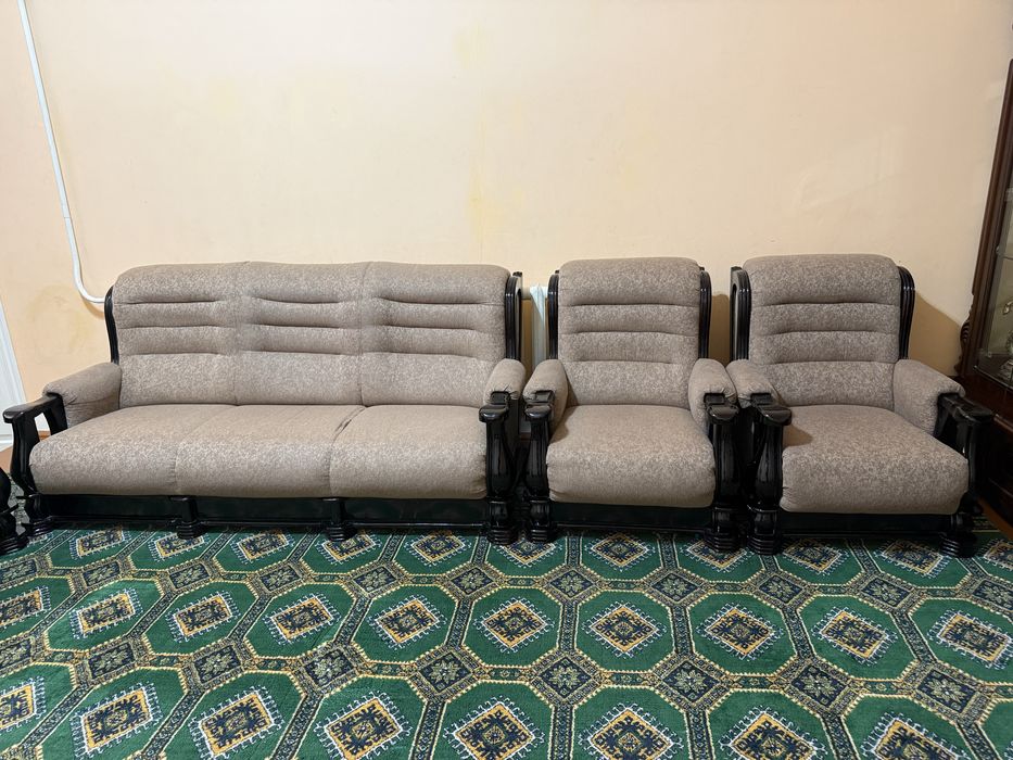 Диван и кресло.