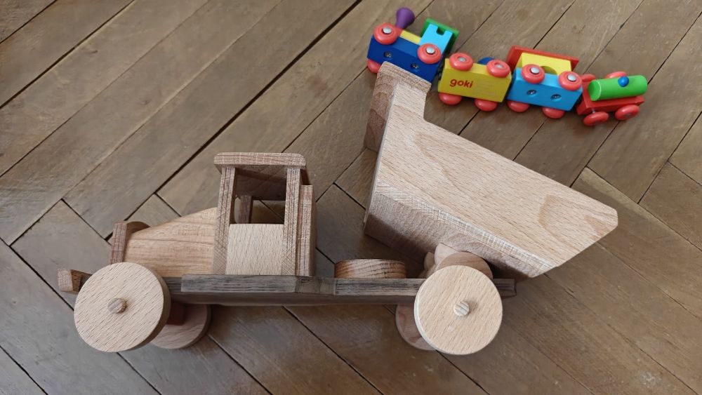 Голям масивен дървен камион (Самосвал) и влакче Goki – Лот дървени игр