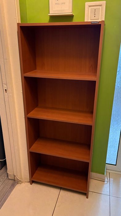 Corp din lemn cu rafturi