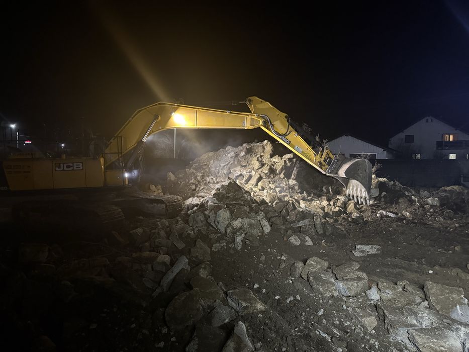 Închiriez excavator cu picon, demolari case betoane, piconari betoane