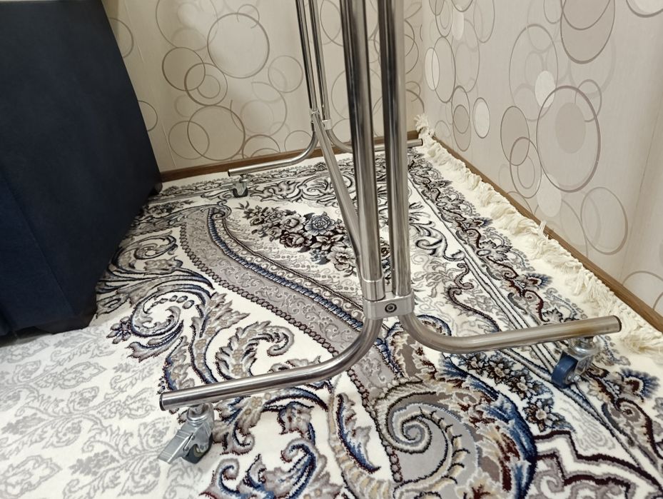 Стойка вешалка на колесах
