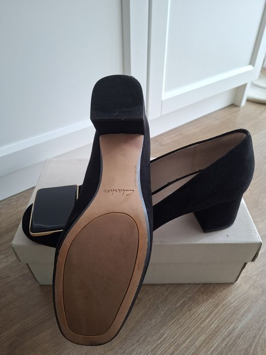 Pantofi negri eleganti din piele intoarsa Clarks