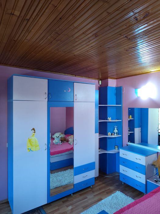 Dormitor copii complet-dulap, pat cu saltea, birou, scaun si comoda