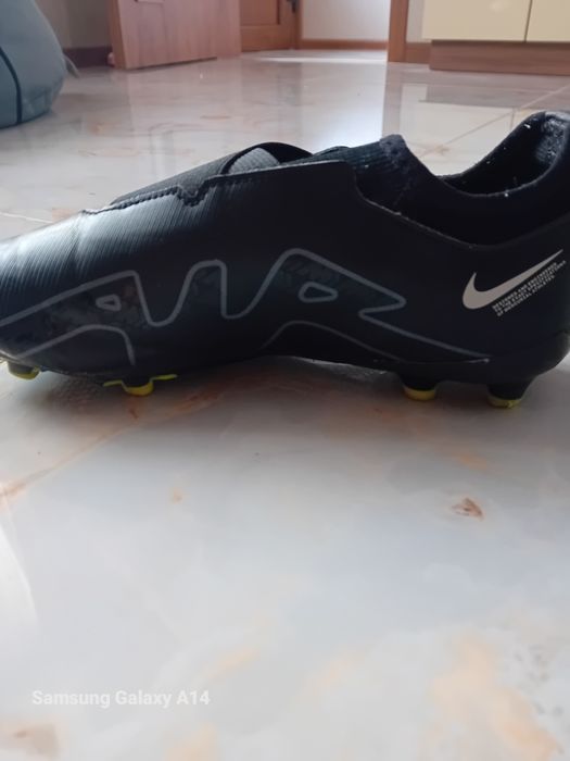 Продавам футболни обувки Nike