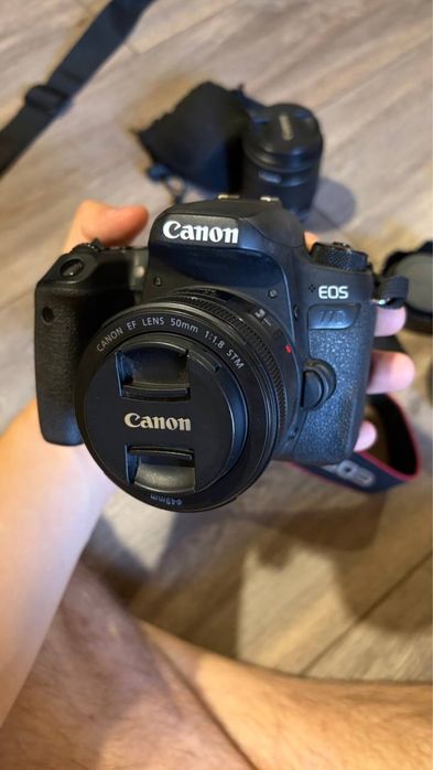 Фотоопарат зеркальный Canon EOS 77D