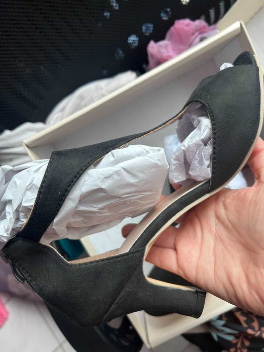 нови сандали с ток