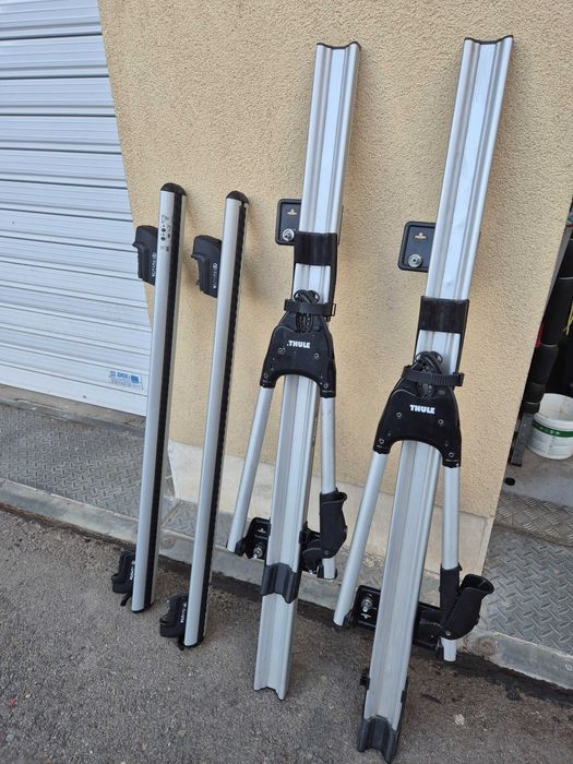 Напречни греди и 2 стойки Thule за велосипеди.
