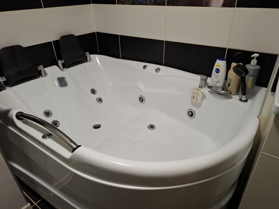 Cada Kadda baie 2 persoane, hidromasaj, asimetrica, masca inclusa