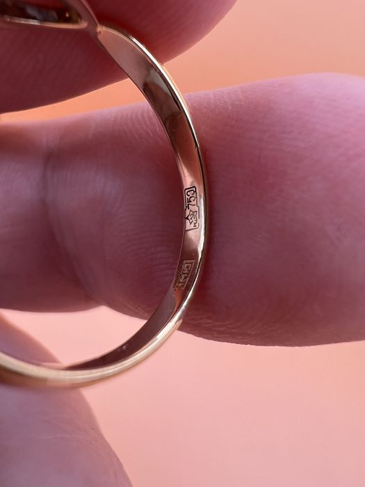 Продам золотое кольцо.