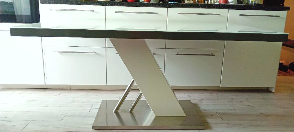 Продавам холна,кухненска маса от закалено стъкло бяла