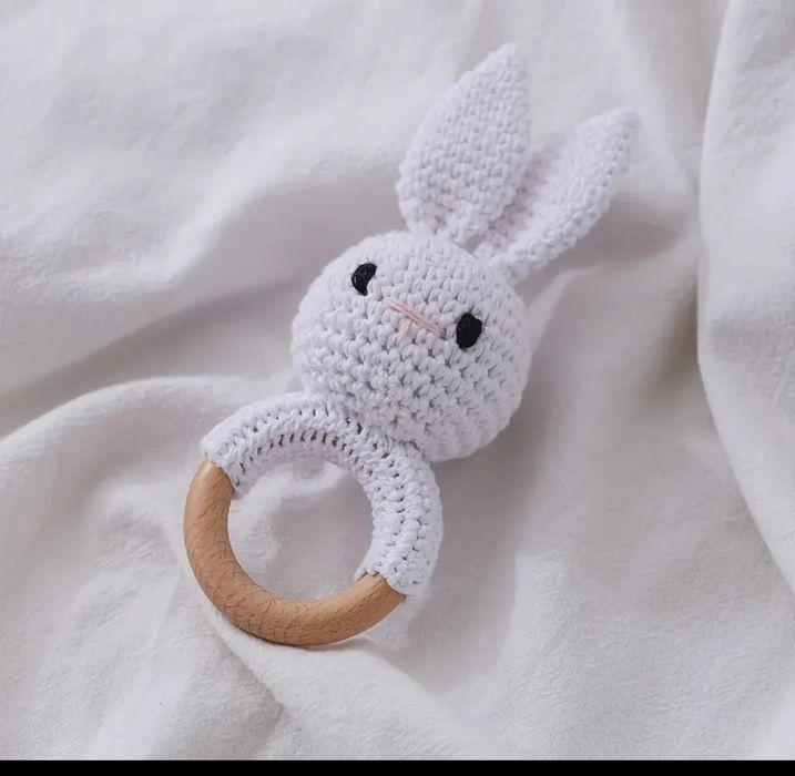 Плетена играчка дрънкулка