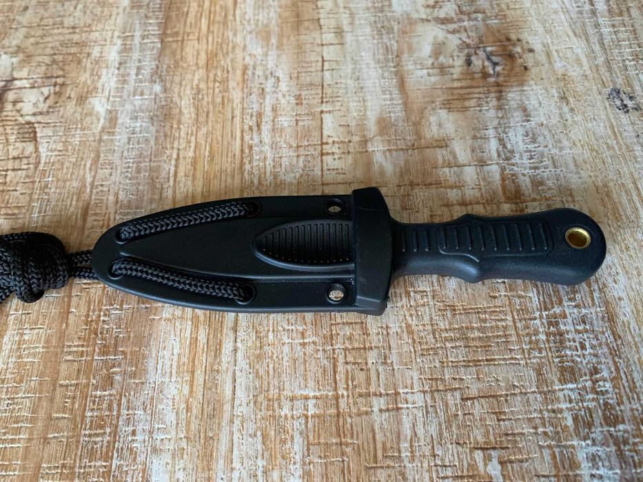 Здрав и компактен нож за врат лов ,риболов , къмпинг ,туризъм подарък