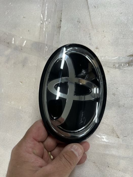 Emblemă toyota corolla cross.cod:90975-02160