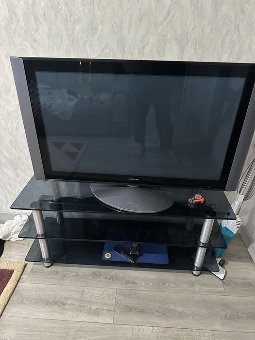 Продаю телевизор Hitachi вместе с подставкой