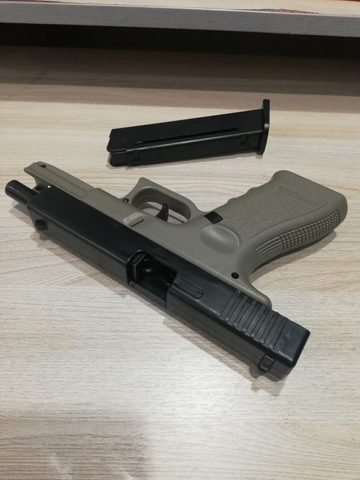 Продам игрушечный пистолет "Glock"