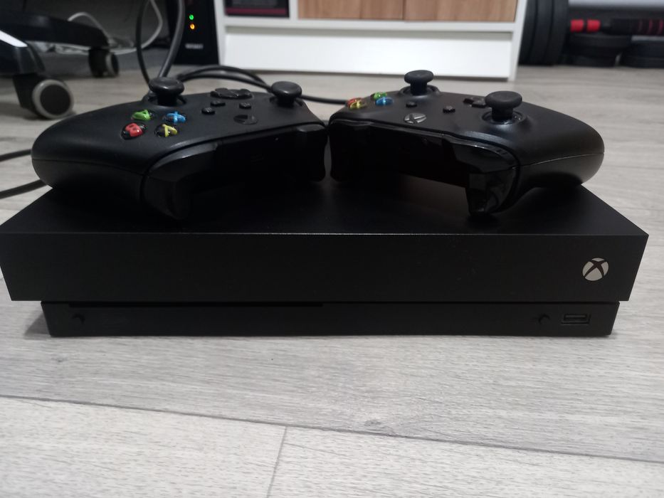 Продам игровую приставку Xbox One X 1tb 4k