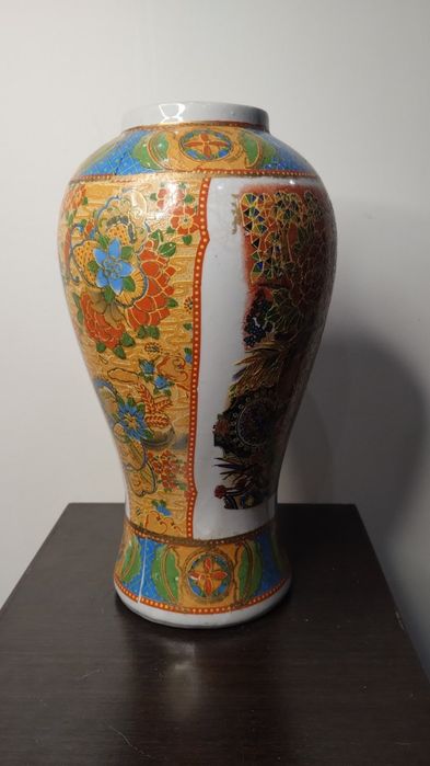 Много красива и различна ваза в китайски стил.