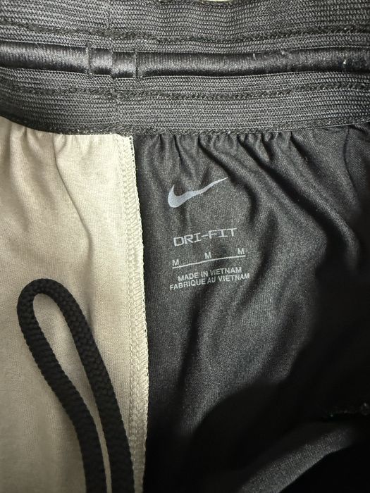 Nike къси панталони (Размер М)