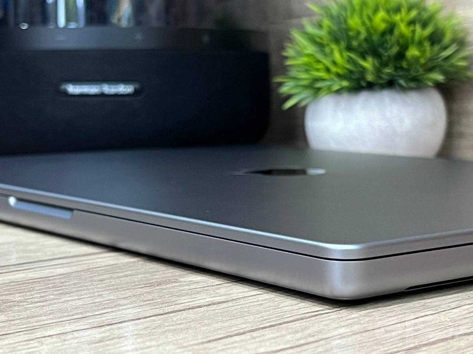 новый MacBook Pro 16” M1 Pro / 16Gb / 512 Gb / 16GPU