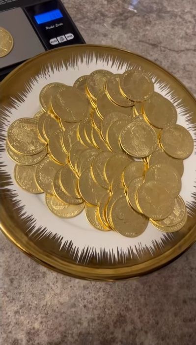 Fac salbe pe baza de comanda din monede placate cu aur de 24k