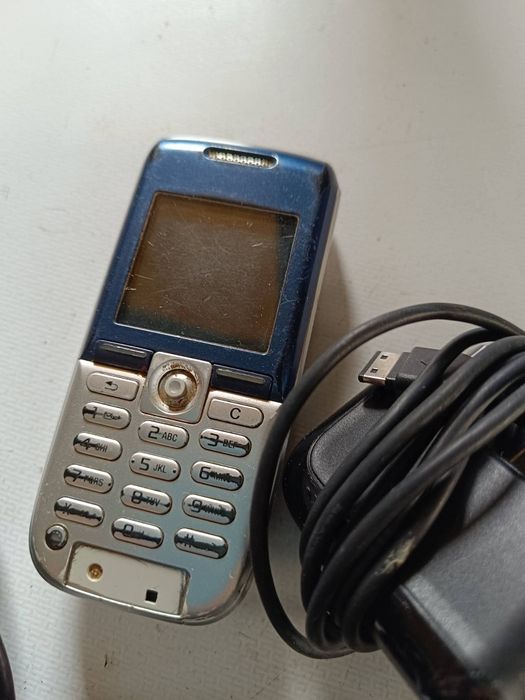 Lot 7 încărcătoare și un telefon (funcțional, dar nefolosit de mulți ani)