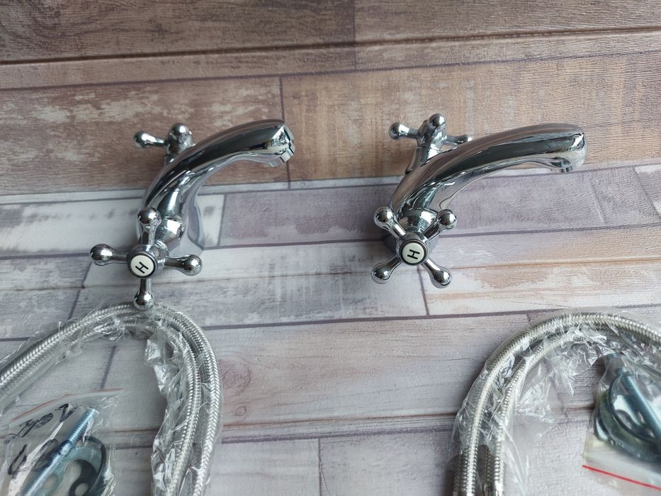 Стоящи смесители за мивка и тръбно окачване.