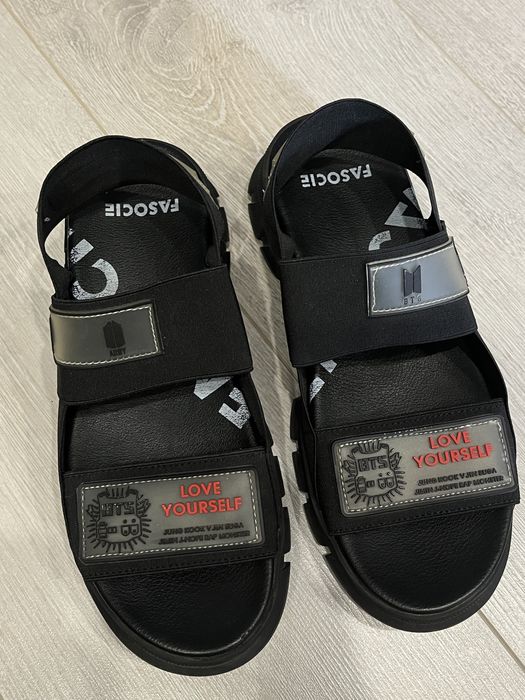 Спортивные сандали BTS