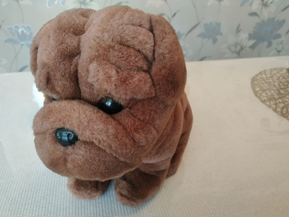 Продаю мягкую игрушку собачка пародия шарпей.