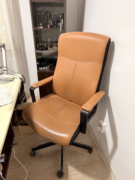 Dulap cu sticla, birou ei scaun ergonomic
