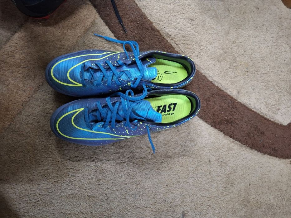 Бутони за футбол