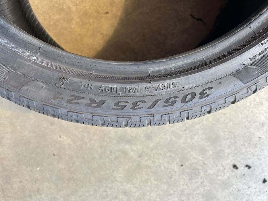 vând 2 anvelope 305/35/21 Pirelli de iarnă la 6mm