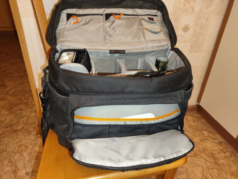 Плечевая сумка Lowepro Nova 200 AW