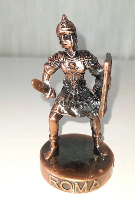 Колекционерски метални и каменни фигурки от различни държави