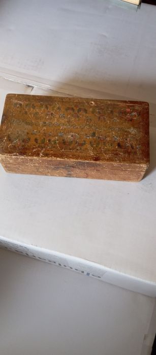 Старинна ръчно изработена дървена кутия