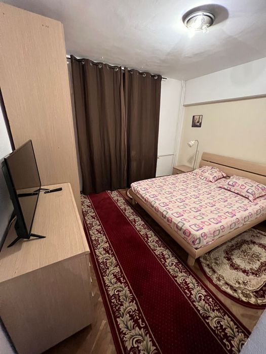 Închiriez apartament de 3 camere Piața Unirii