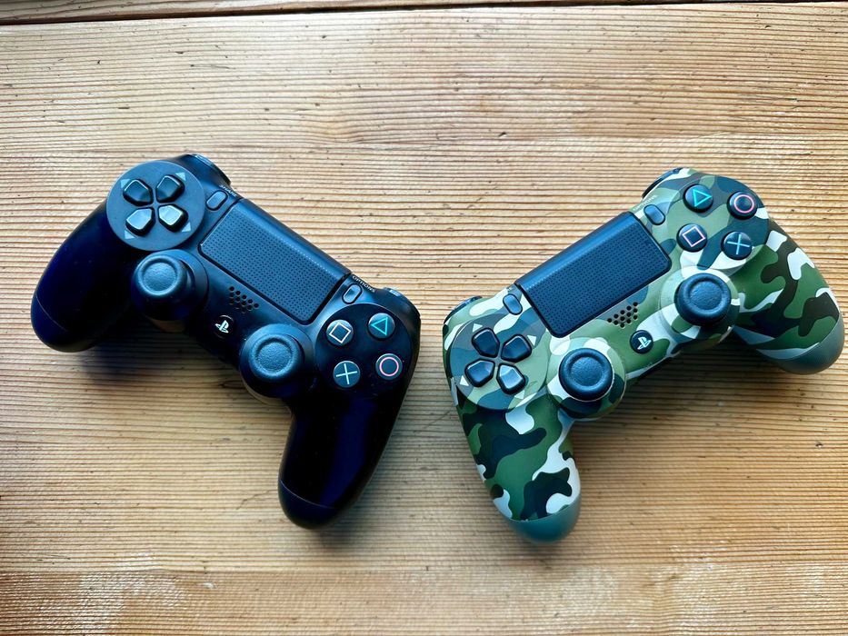 Конзола PlayStation 4 с 2 Джойстика и 10 Игри – Всичко в Комплект !