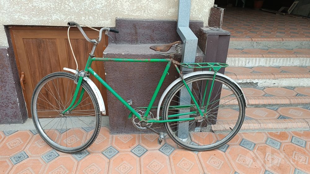 Retro velosiped 1990-yilgi – mustahkam va ishlaydigan holatda.