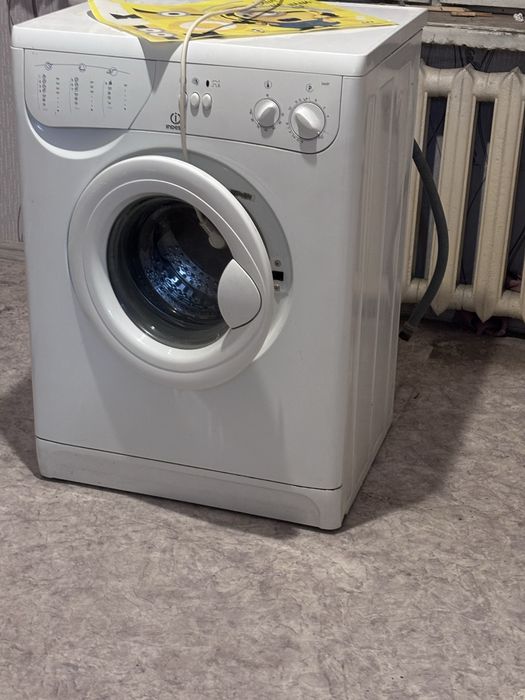 Продам стиральеую машинку Indesit