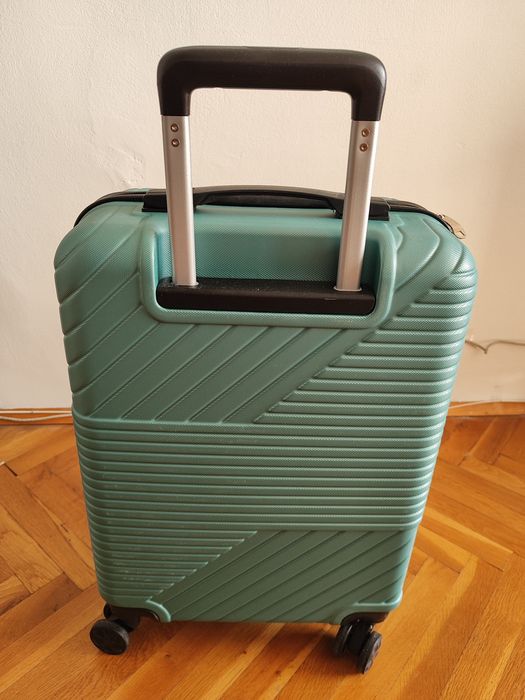 Нов куфар на четири колела