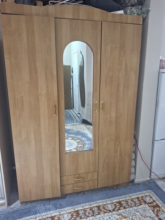 Шкаф трех дверный