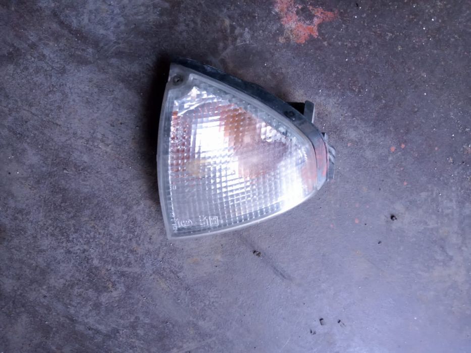 Правый поворотник Nissan Primera p10