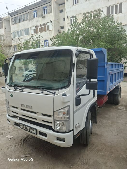 Isuzi avtobbusdan zuborka bo‘lgan