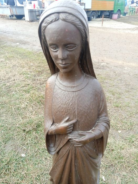 Стара дървена огромна статуетка