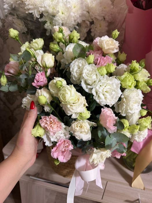 Цветочная корзина с эустомой и эвкалиптом