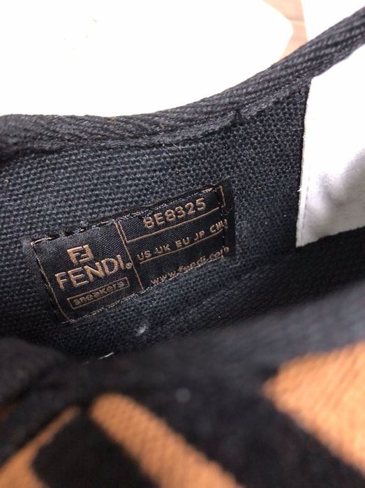 Обувки на марката fendi