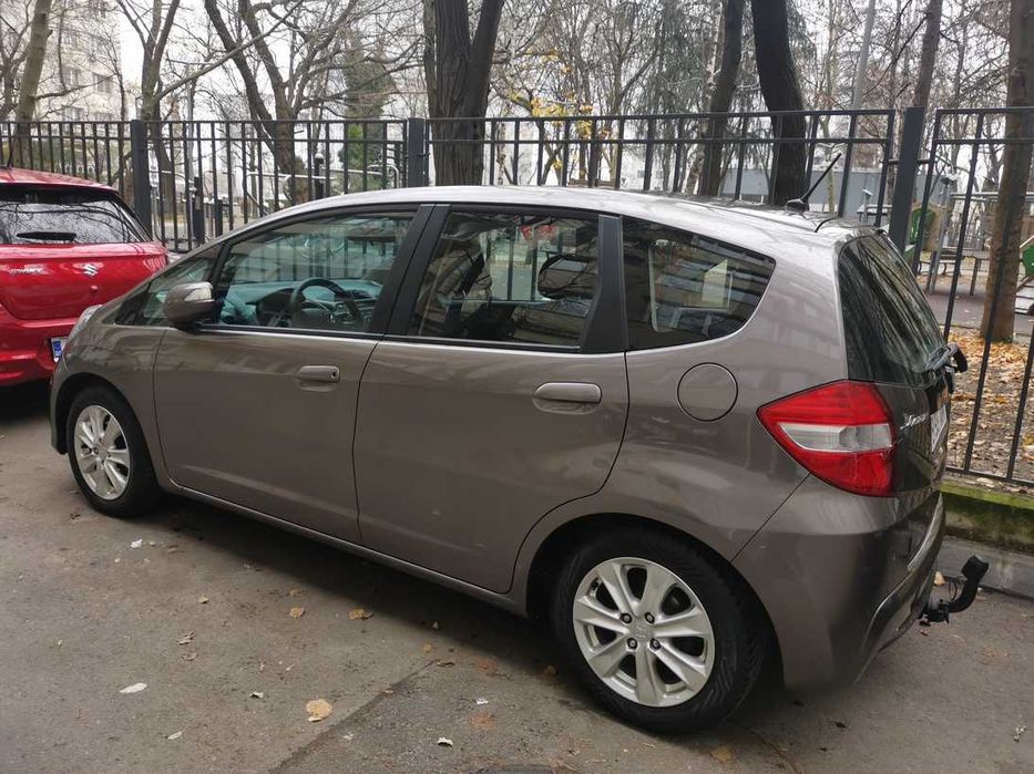 Honda Jazz – Spațioasă, Fiabilă, Economică!